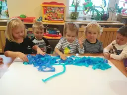 Eksperymenty z wodą w przedszkolu, które zachwycą każde dziecko