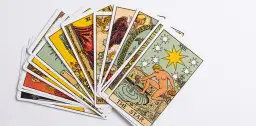 Jak zadawać pytania do tarota, aby uzyskać głębsze odpowiedzi