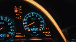 Jakie światła używać w dzień? – Przewodnik po przepisach dla kierowców.