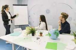 Szkolenia z ochrony środowiska – klucz do zgodności z przepisami i zrównoważonego rozwoju firm