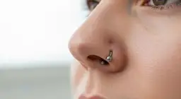 Ile goi się kolczyk w nosie? Przewodnik gojenia i pielęgnacji