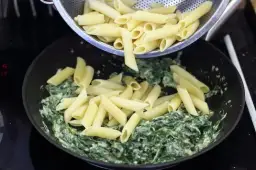 Prosty przepis na wegański makaron ze szpinakiem - szybkie i kremowe danie