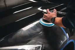 Jak polerować rysy na samochodzie i przywrócić mu blask bez kosztów