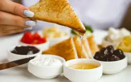 Jak spożywać miód wrzosowy, by nie stracić jego cennych właściwości