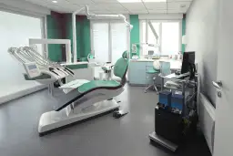 Droga do zawodu dentysty: Przewodnik od matury po własny gabinet