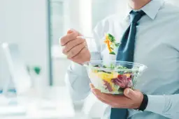 Jak rozliczyć catering w firmie? KUP, VAT i reprezentacja bez ryzyka