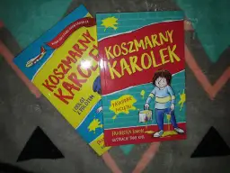 Recenzja książki "Koszmarny Karol" - dwie okładki z przygodami Karola, jedna z samolotem, druga z farbą.