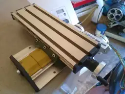 Stół krzyżowy do plotera CNC DIY. Precyzyjne prowadnice i pokrętła do sterowania ruchem.