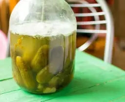 Czy można jeść ogórki kiszone przy refluksie? Sprawdź skutki zdrowotne