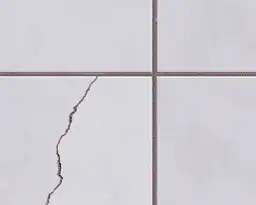 Jak skutecznie zamaskować dziury w kafelkach i uniknąć kosztownych napraw