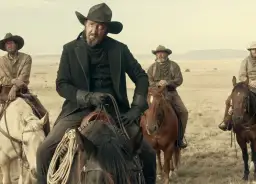 Ballada o Busterze Scruggsie obsada: czterech mężczyzn w kapeluszach i strojach kowbojskich na koniach, na tle pustkowia.