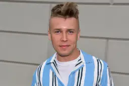 Młody mężczyzna z fryzurą na jeża, w koszuli w paski, wygląda jakby miał zagrać rolę w filmie. Czy Skolim jest aktorem?