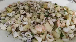 Recetas irresistibles de patatas con calamares y gambas para disfrutar