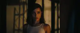 Zoë Kravitz jako Kobieta-Kot w białej podkoszulce, z mocnym makijażem oczu.
