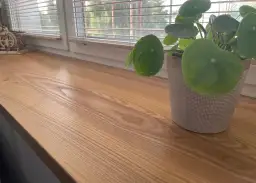 Parapet drewniany olejowany czy lakierowany – co wybrać, by nie żałować?