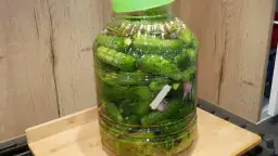 Kiszenie ogórków w dużym słoju: Sekrety chrupkości i smaku