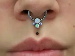 Czy piercing boli? Prawda o bólu i jak go zminimalizować!