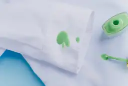 Jak zmyć lakier do paznokci z ubrania - Skuteczne metody na plamy