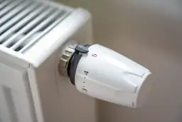 Jak działa termostat w grzejniku i dlaczego warto go mieć?