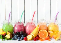 Prosty przepis na zdrowy koktajl z mrożonych owoców na upały