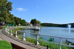 Spacer po promenadzie nad jeziorem, altanka i fontanna to główne **barlinek atrakcje**.