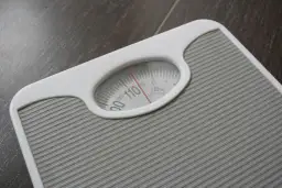 Waga łazienkowa pokazuje 110 kg. Zastanawiasz się, jak obliczyć zero kaloryczne?