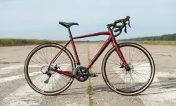 Rower szosowy czy gravel - który wybór zaspokoi Twoje potrzeby?