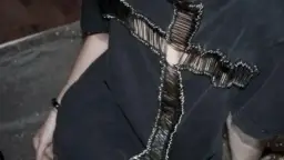 Co oznacza agrafka na ubraniu i jakie ma znaczenie w modzie?