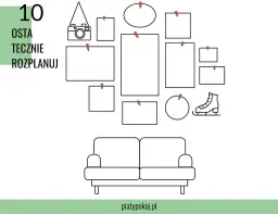 Ozdobna ściana ze zdjęciami nad kanapą. Wśród ram widać aparat, łyżwy i okrągłe ozdoby.