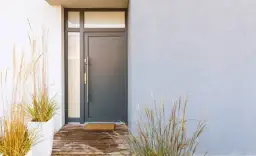 Jak ocieplić drzwi metalowe? Poradnik DIY na niższe rachunki