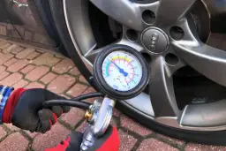 Jak napompować opony w aucie - uniknij niebezpieczeństw na drodze