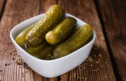 W jakiej temperaturze przechowywać ogórki kiszone, by nie straciły smaku?