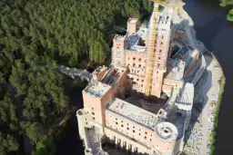 Pałac w Puszczy Noteckiej: kontrowersje, historia i aktualny stan