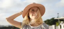Idealny kapelusz na lato: Trendy, stylizacje i ochrona przed słońcem