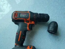 Jak zdjąć głowicę z wiertarki Black & Decker bez problemów i stresu