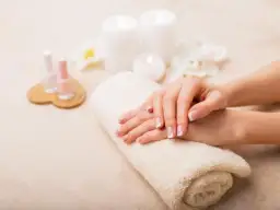 Manicure spa: co to jest i czym różni się od zwykłego zabiegu?