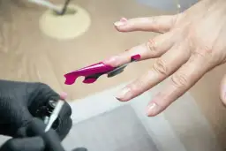 Jak przedłużyć paznokcie bazą?