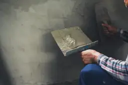 Zaprawa tynkarska na zewnątrz - co wybrać, aby elewacja była odporna na warunki atmosferyczne?