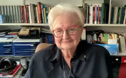 Uśmiechnięta starsza pani w okularach, na tle regałów z książkami. Czy matka Tuska była Niemką? To pytanie, które nurtuje wielu.