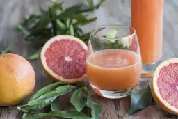 Czy sok z grejpfruta jest zdrowy? Odkryj korzyści i zagrożenia