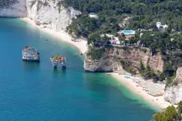 Hotel Baia delle Zagare: Lusso, Spiagge Private e Faraglioni Iconici
