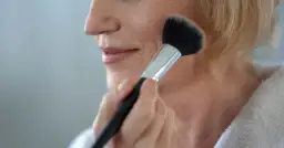 Baza pod makijaż czy krem? Ekspert radzi: idealna cera to wybór!