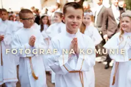 Dzieci w bieli na komunii, z dłońmi złożonymi do modlitwy. Dowiedz się, ile bierze fotograf za komunie.
