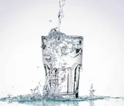 Woda z kranu czy z butelki: co jest zdrowsze i tańsze?