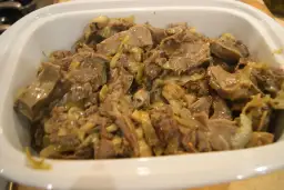 Przepis na żołądki drobiowe z cebulą, które zachwycą smakiem