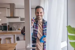 Jak myć okna bez smug? Sprawdzone triki i domowe sposoby