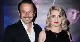 Bartłomiej Topa z żoną na premierze.