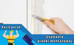 Dłoń z nożem tnie piankę montażową przy panelu.