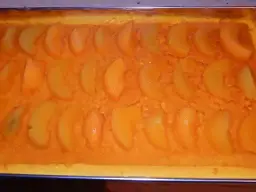 Jak zrobić sernik gotowany z brzoskwiniami, który zachwyca smakiem?