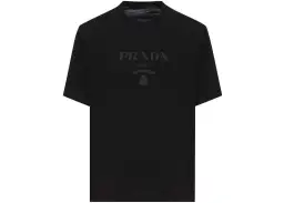 Schwarzes Prada T-Shirt für Herren mit Ton-in-Ton-Logo auf der Brust.
